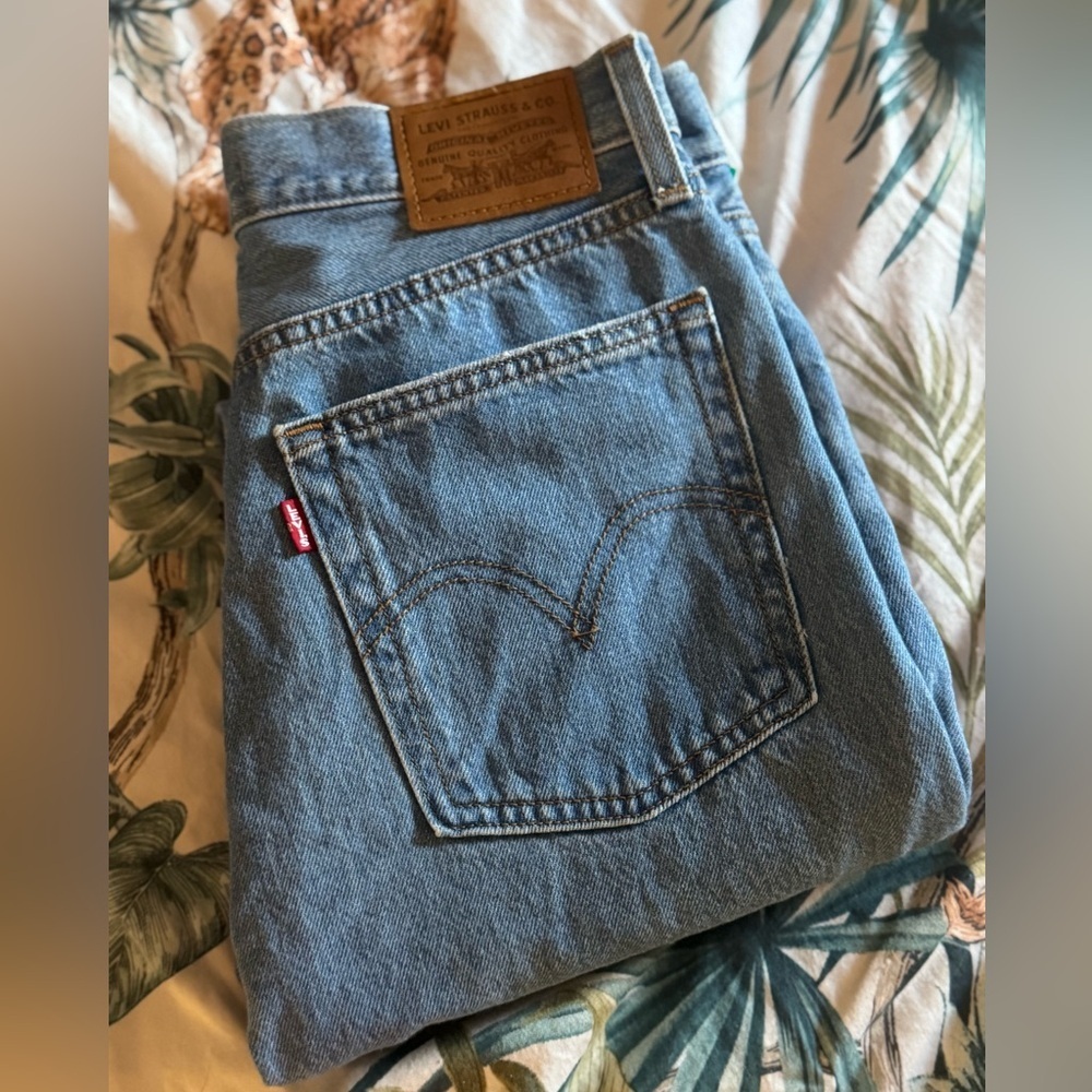 Levi’s Premium Wedgie Straight Distressed Cropped Jeans - Picture 7 of 8
